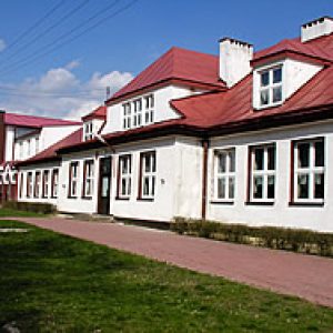 Budynek Szkoły Podstawowej im. Jana Pawła II w Huszlewie