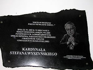 Tablica upamiętniająca nadanie w dniu 16.06.2003 r Gimnazjum w Huszlewie imienia Kardynała Stefana Wyszyńskiego, powyżej sala gimnastyczna.
